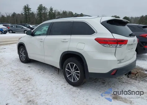 2018 Toyota Highlander Xle z USA, uszkodzony, nr VIN 5TDJZRFH3JS556538